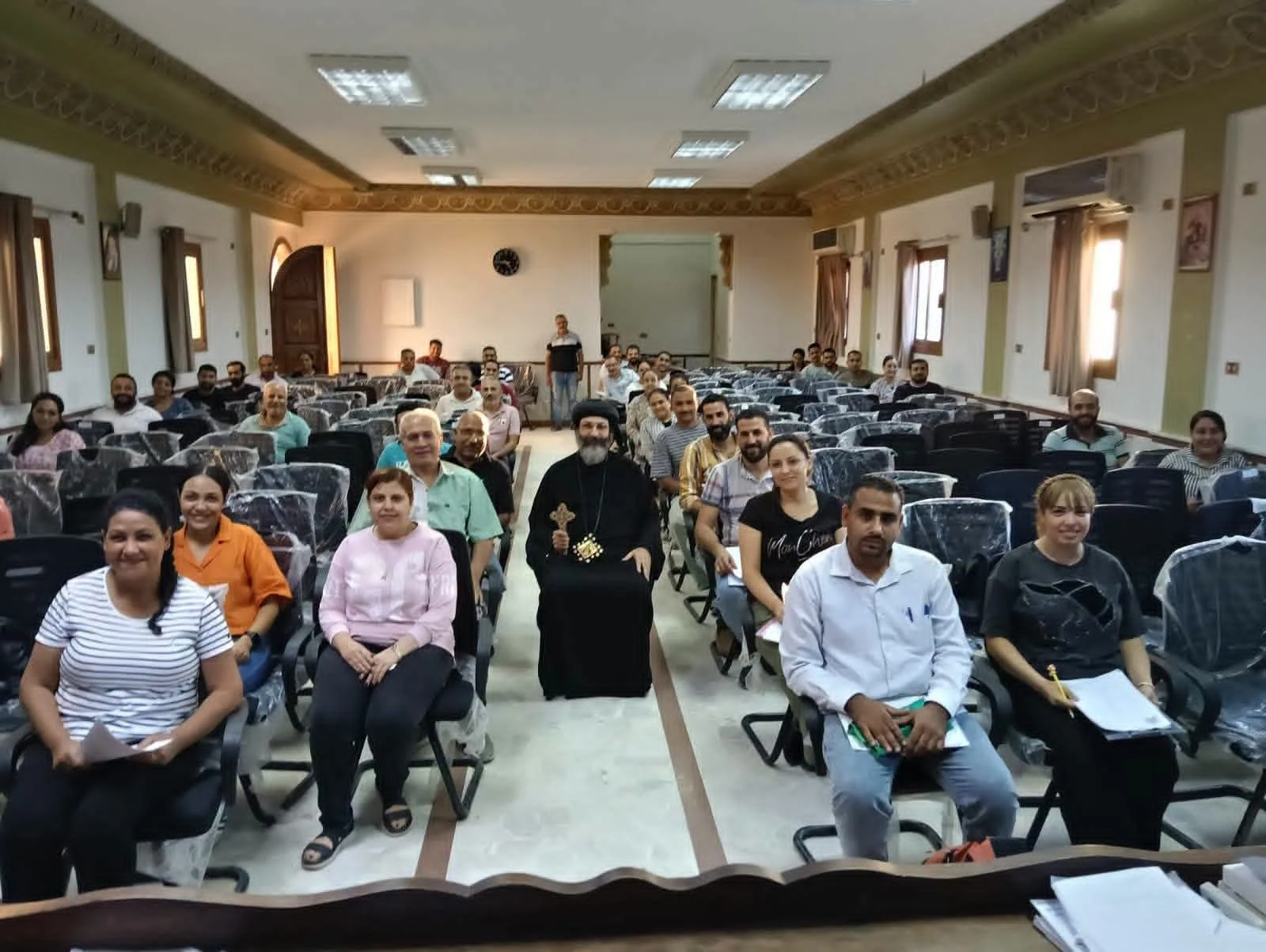 الأنبا مينا يتفقد امتحانات الكلية الإكليريكية بفرع كينج مريوط في مادة اللاهوت الروحي