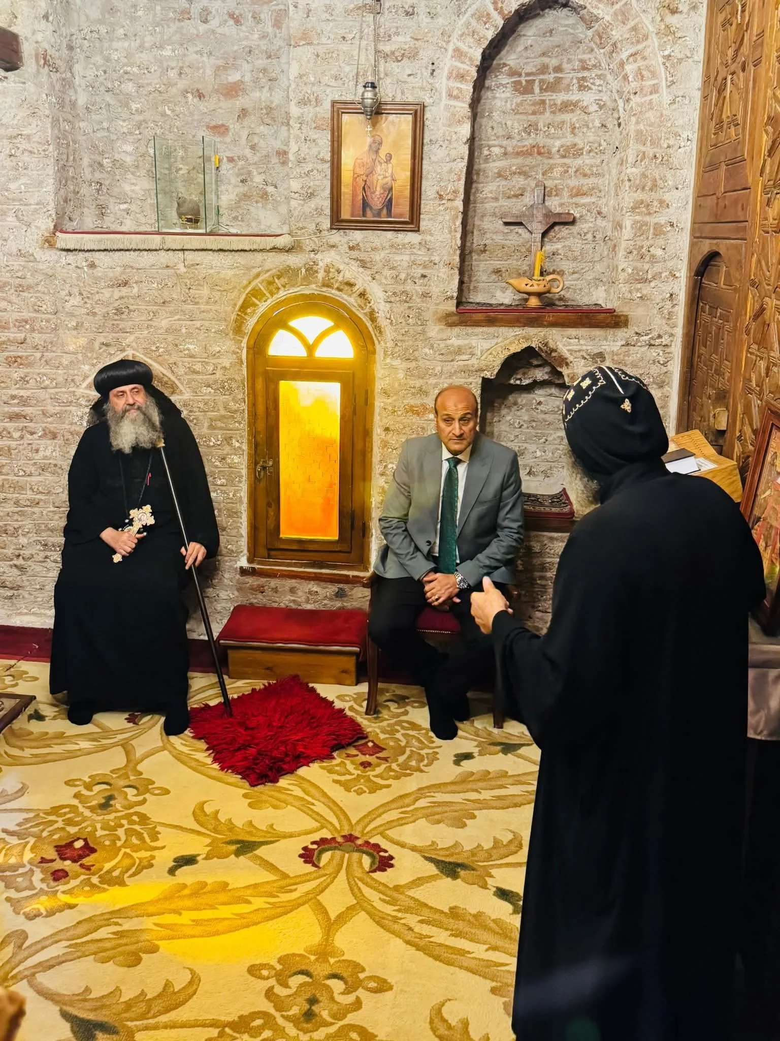 شجع الجميع على زيارته.. محافظ أسيوط يزور دير السيدة العذراء مريم المُحرق العامر