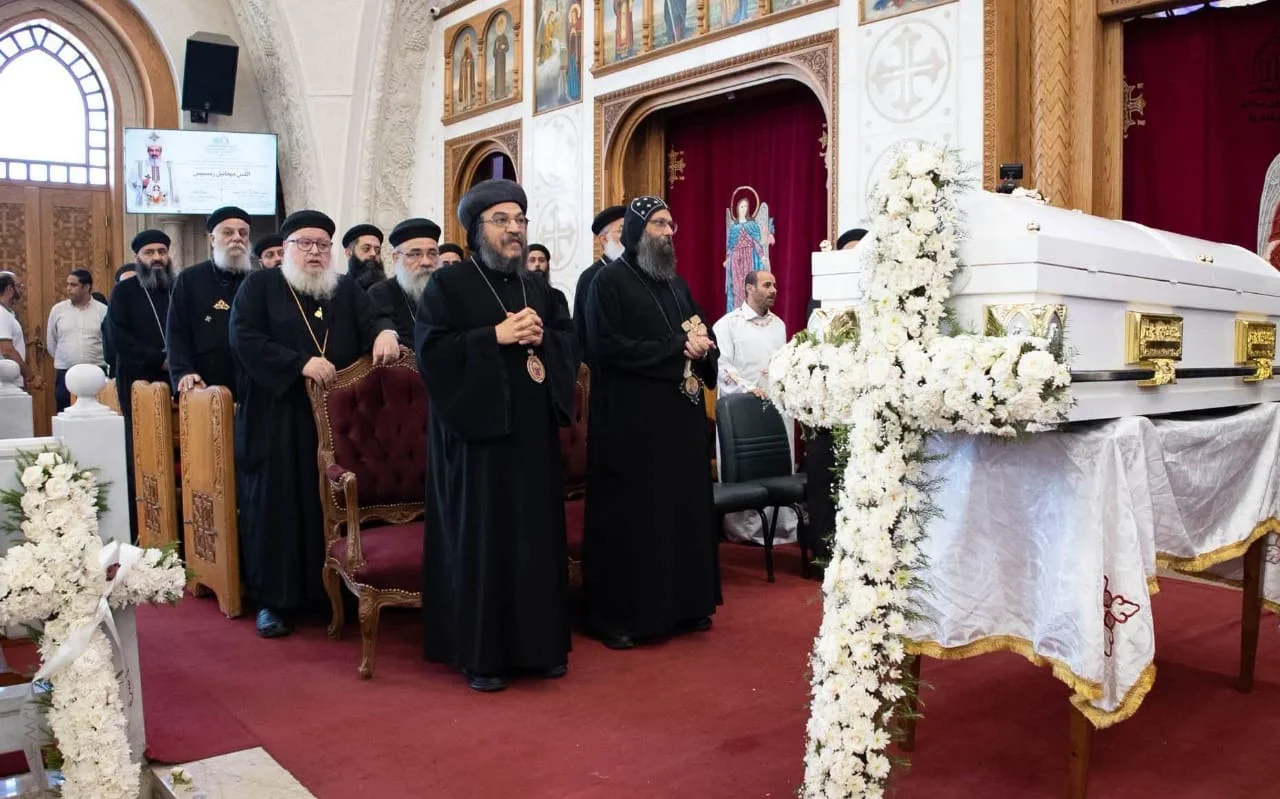 في وداع مؤثر.. الأنبا بافلي والأنبا هيرمينا يترأسان جنازة القس ميخائيل رمسيس