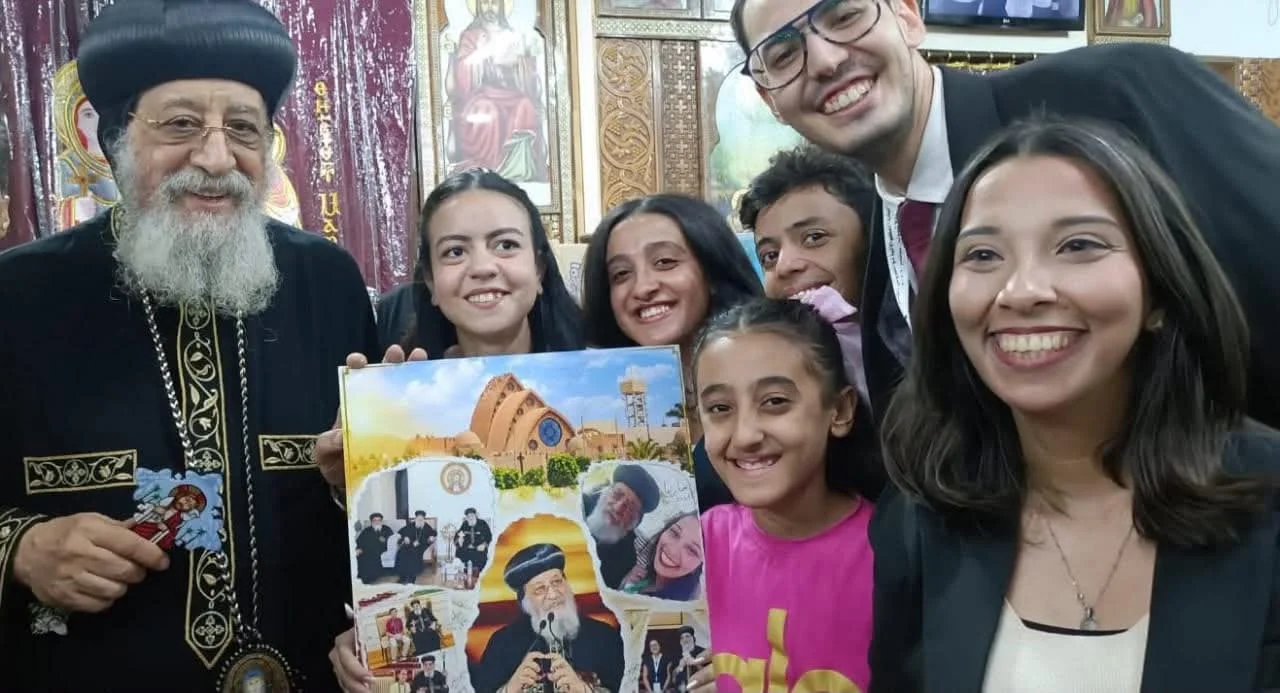 بعد سنين.. البابا تواضروس يلتقي أبناءه من ملتقيات لوجوس في ملوي