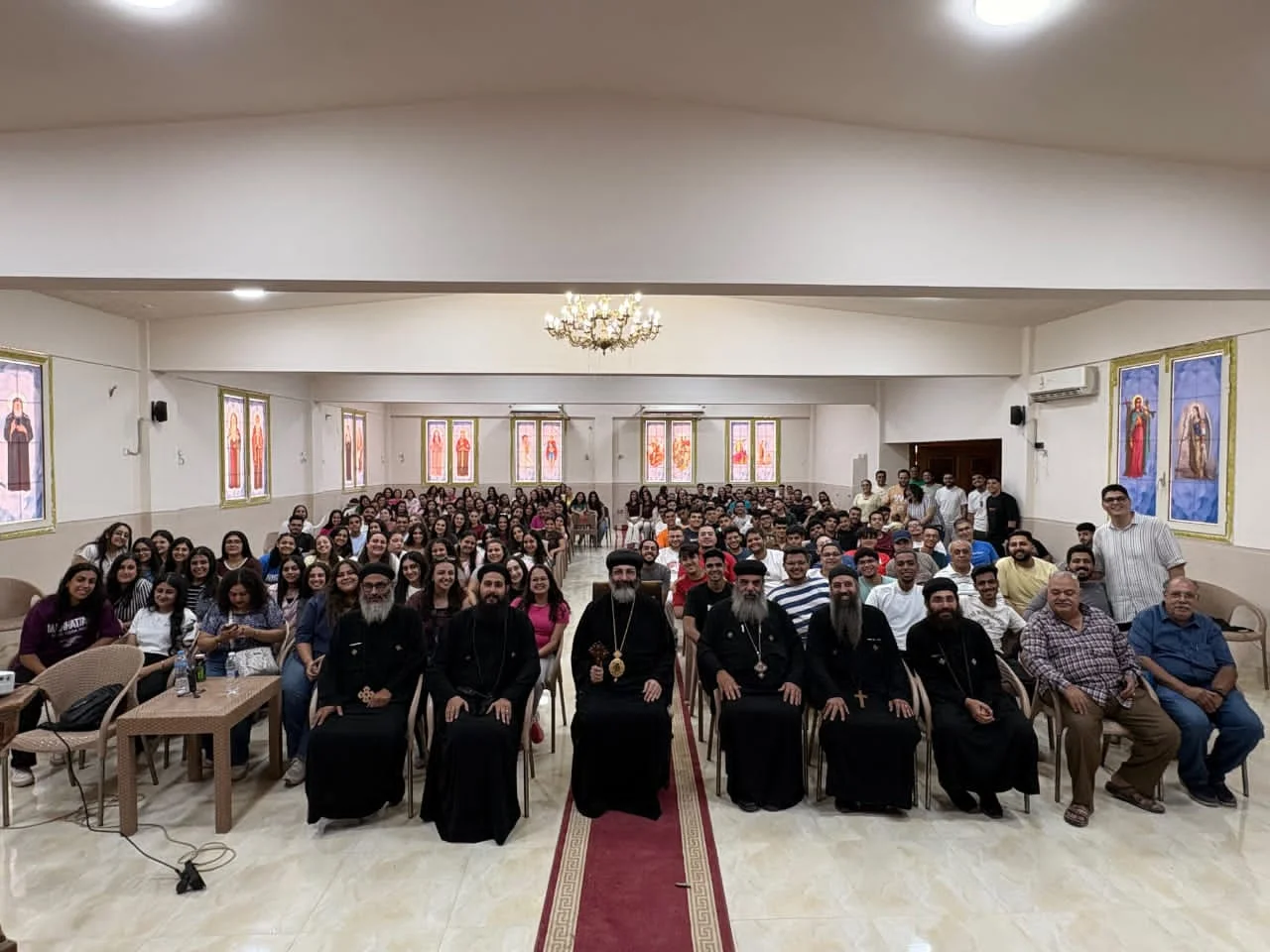 «خيرها في غيرها» الأنبا مينا يلتقي بخريجي الثانوية العامة والكليات